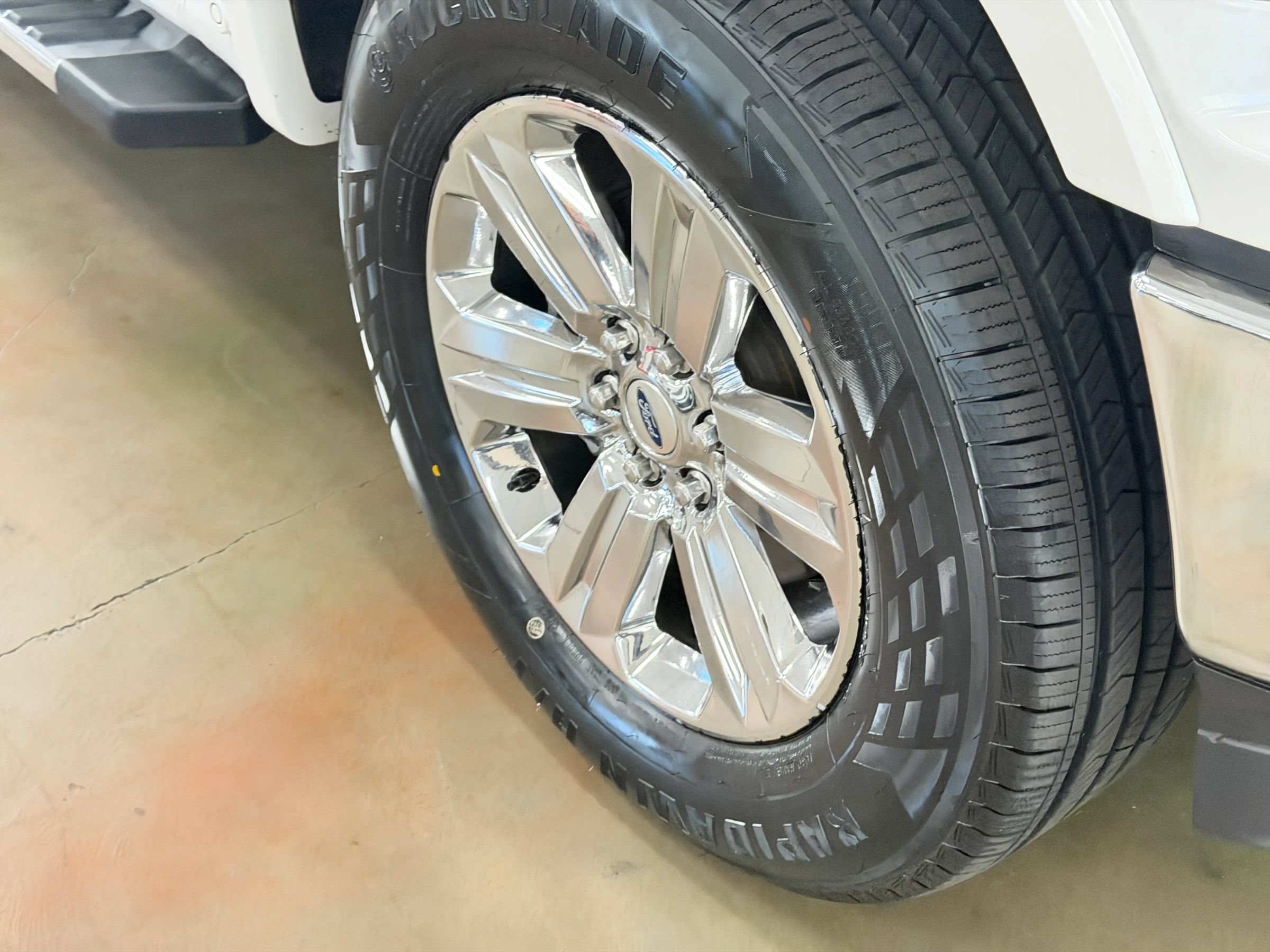 Used 2019 Ford F150 Lariat w/ Equipment Group 502A Luxury AWD/4WD image 5