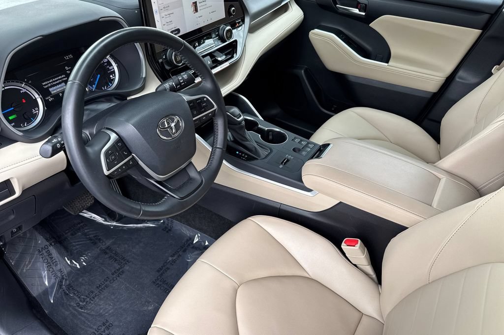 Certified 2025 Toyota Highlander XLE AWD/4WD image 9
