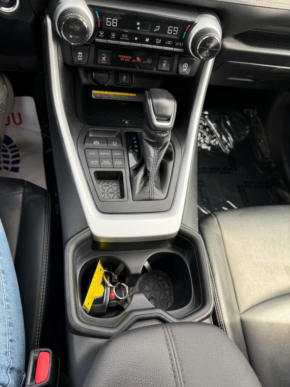 Used 2021 Toyota RAV4 XLE Premium image 24