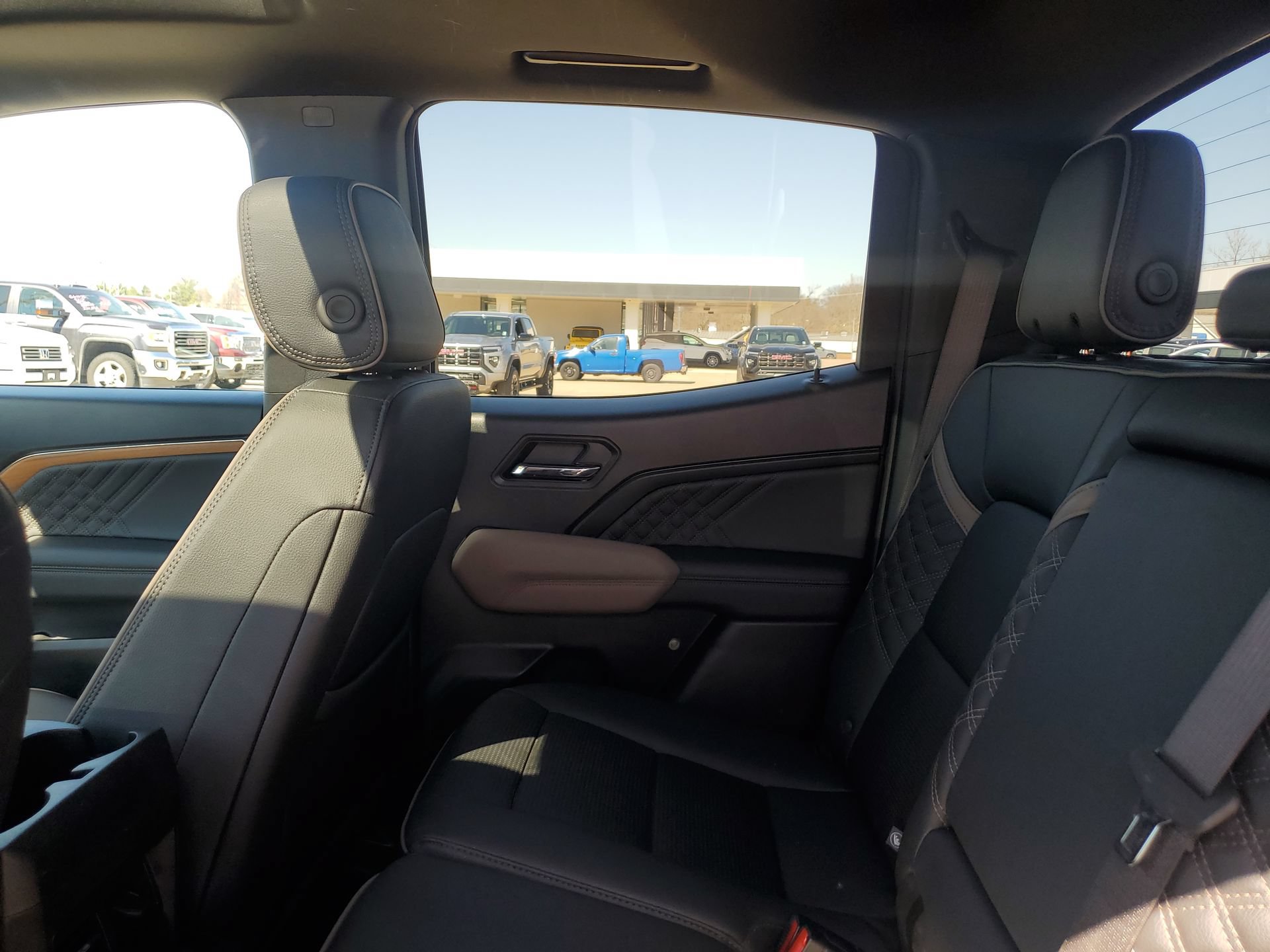 Used 2025 GMC Canyon Denali AWD/4WD image 32