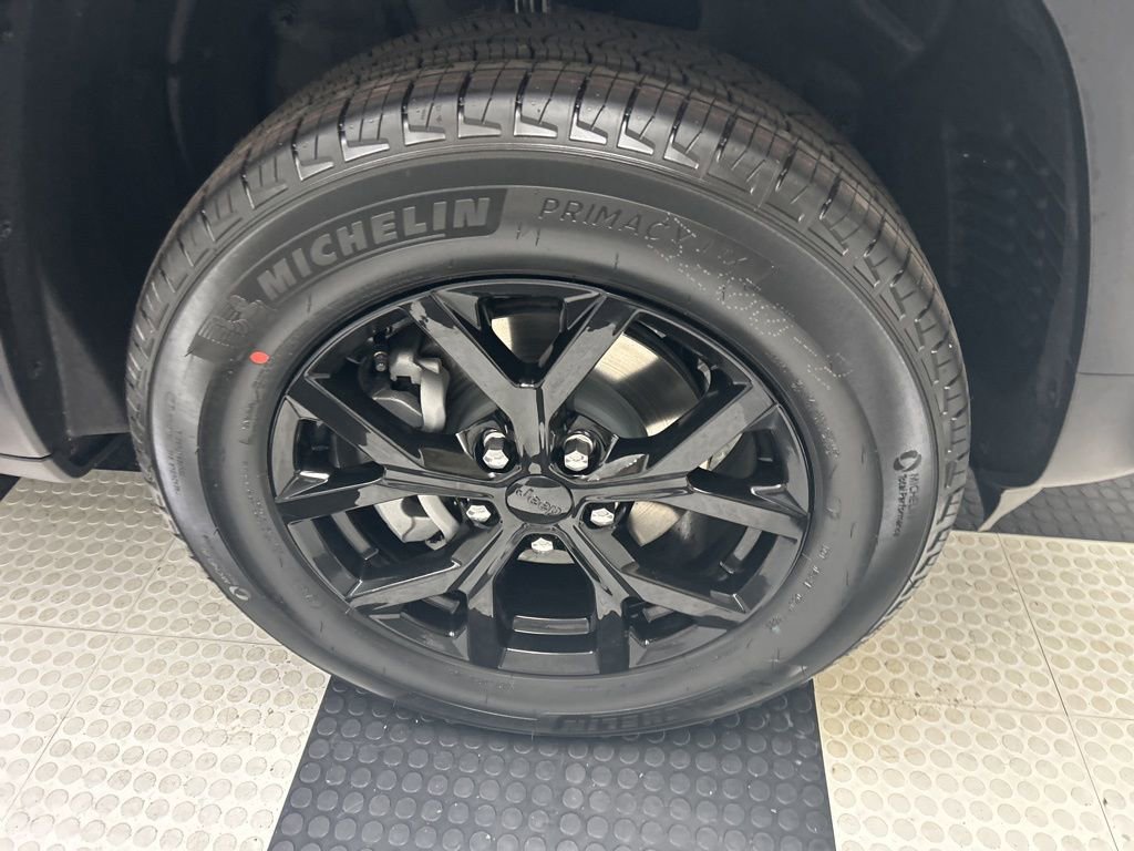 New 2025 Jeep Grand Cherokee Altitude image 9