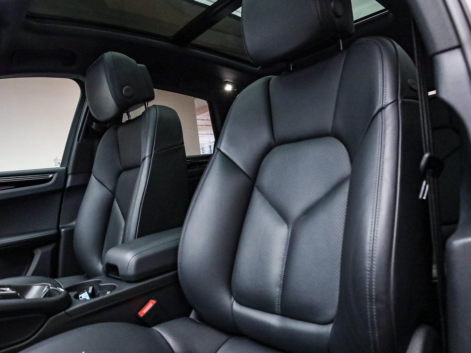 Certified 2026 Porsche Macan AWD/4WD image 5