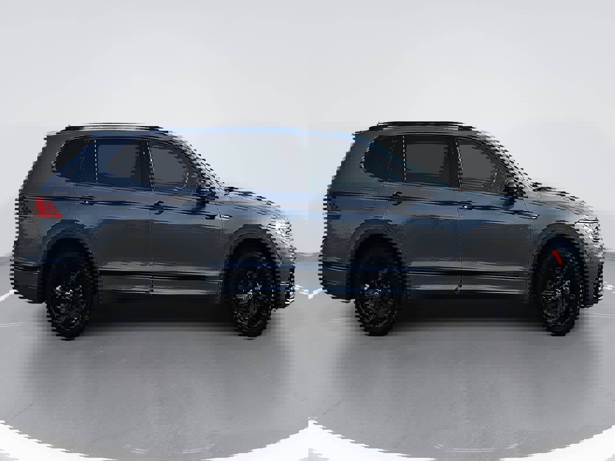 Used 2024 Volkswagen Tiguan SE R-Line image 2