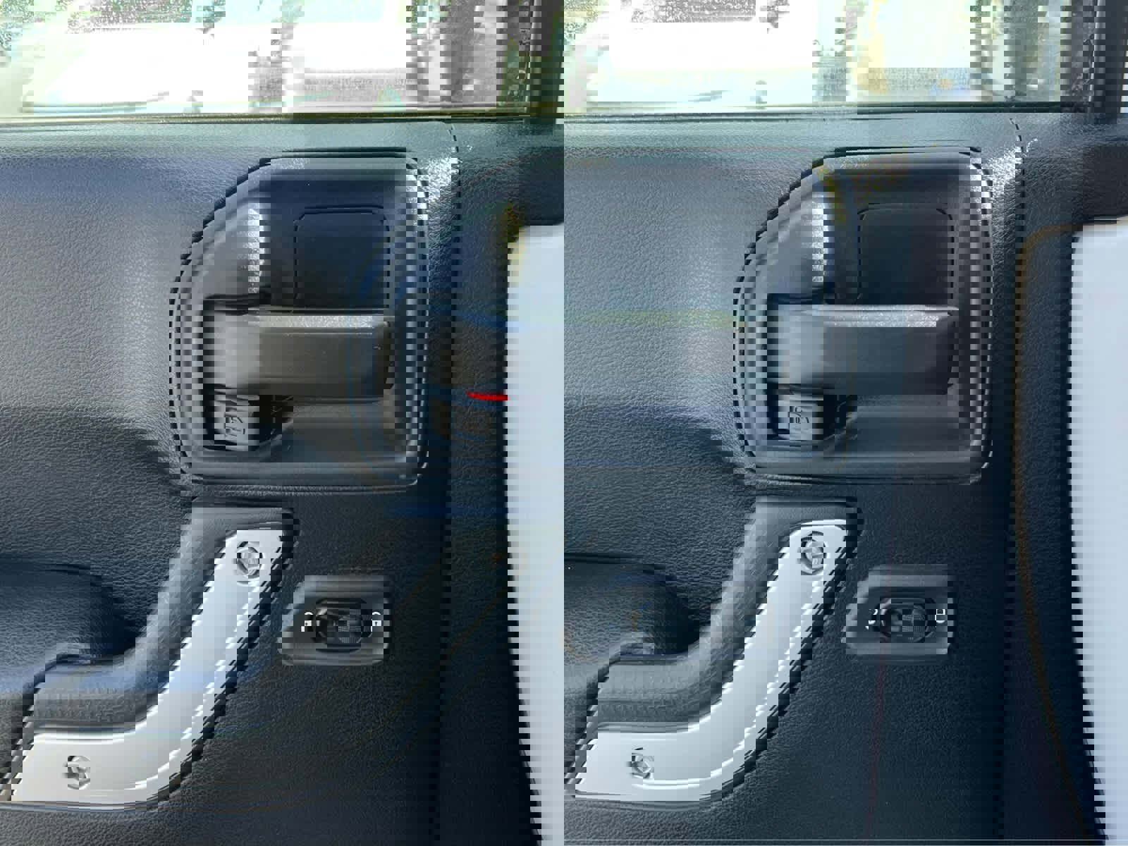 Used 2016 Jeep Wrangler Unlimited Sahara w/ Connectivity Group image 30