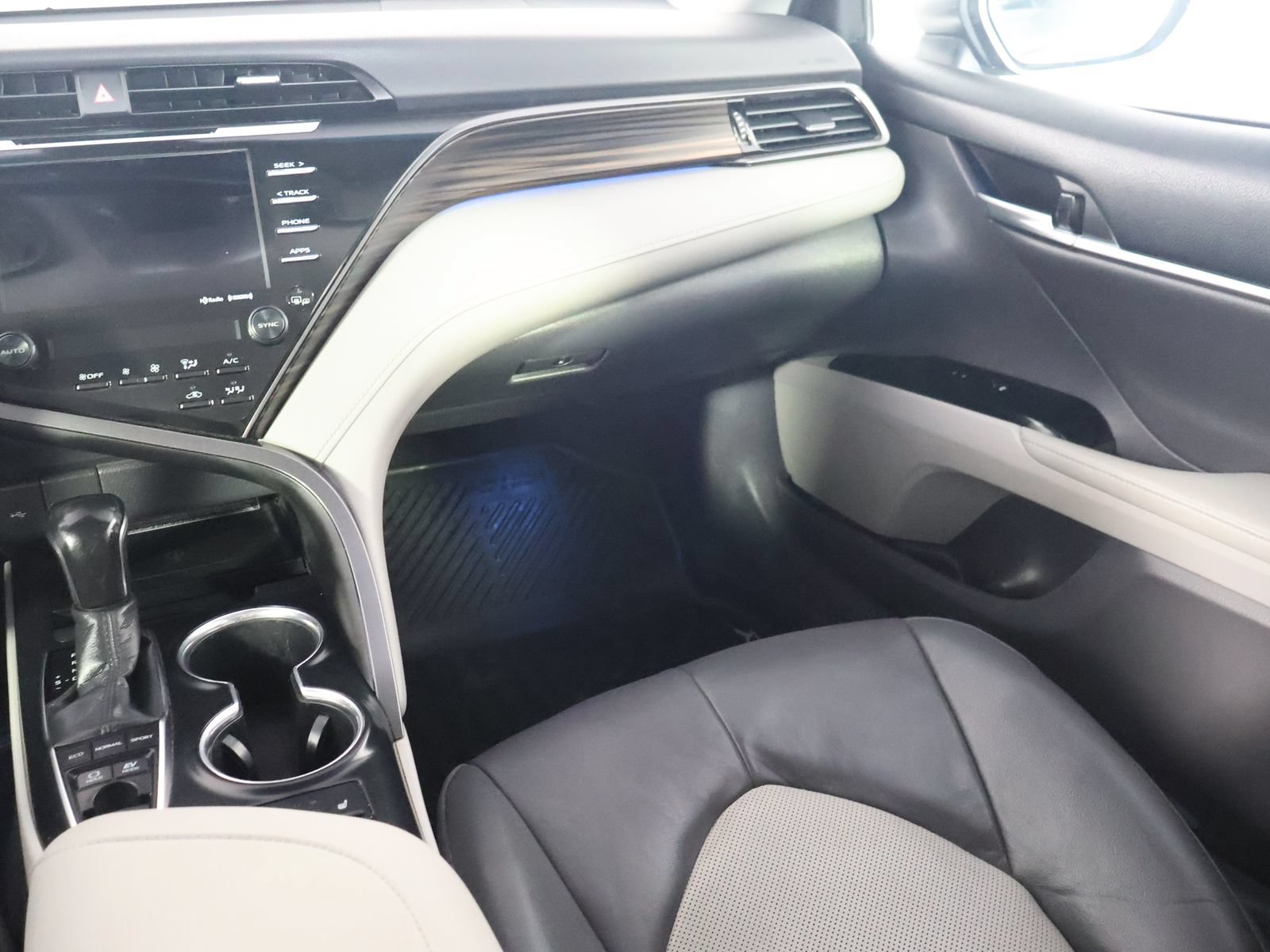 Used 2020 Toyota Camry XLE FWD image 27