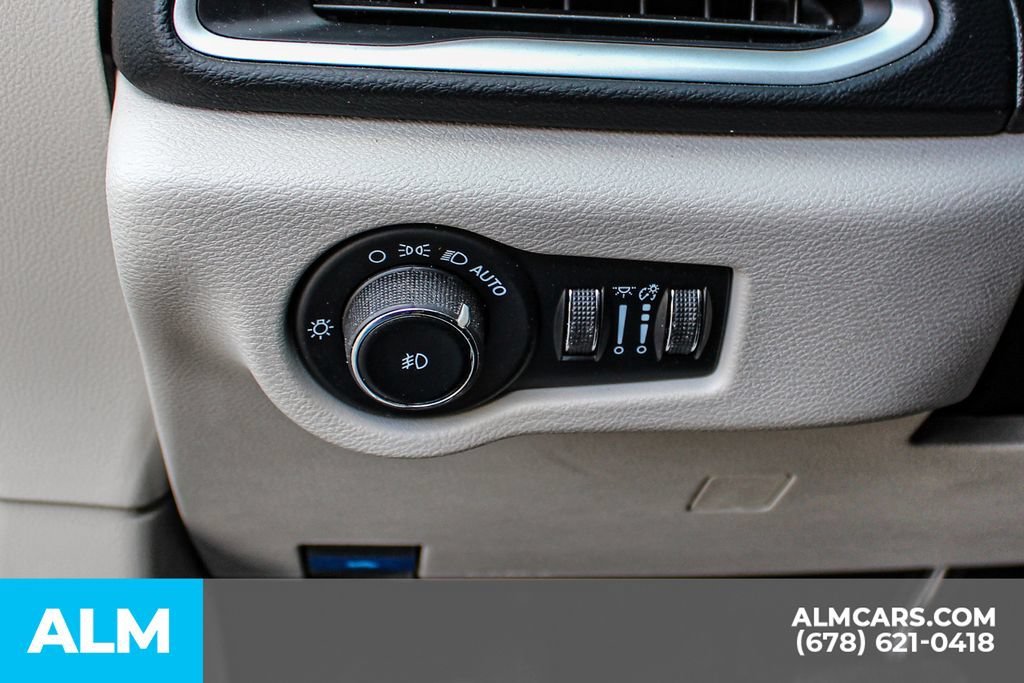Used 2023 Chrysler Pacifica Touring-L FWD image 30