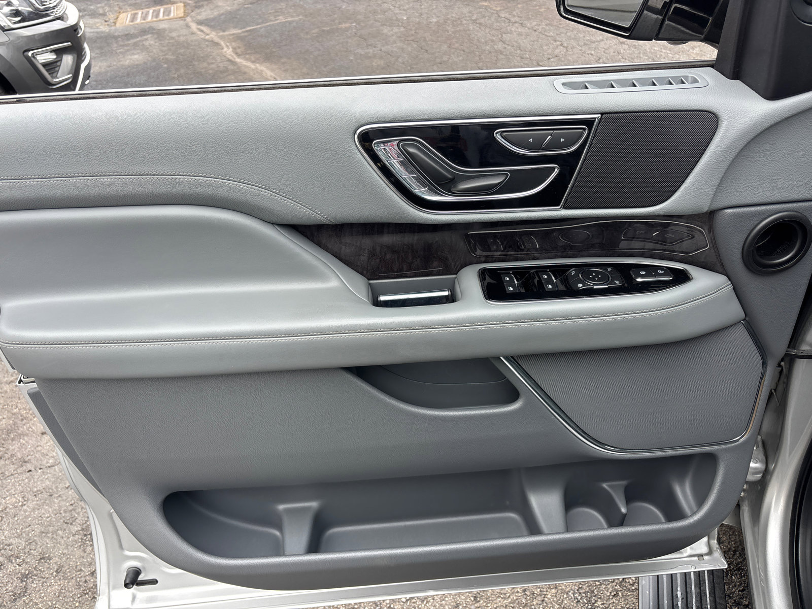 Certified 2019 Lincoln Navigator Select w/ Technology Package image 11