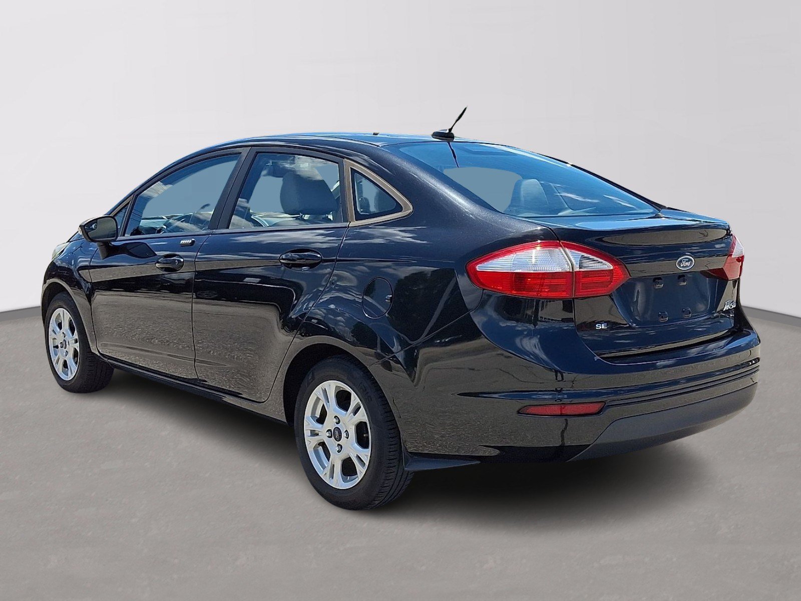 Used 2015 Ford Fiesta SE FWD image 4