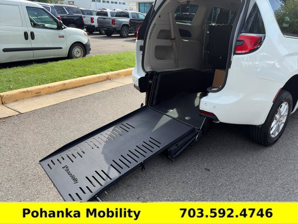 Used 2024 Chrysler Pacifica Touring-L FWD image 11