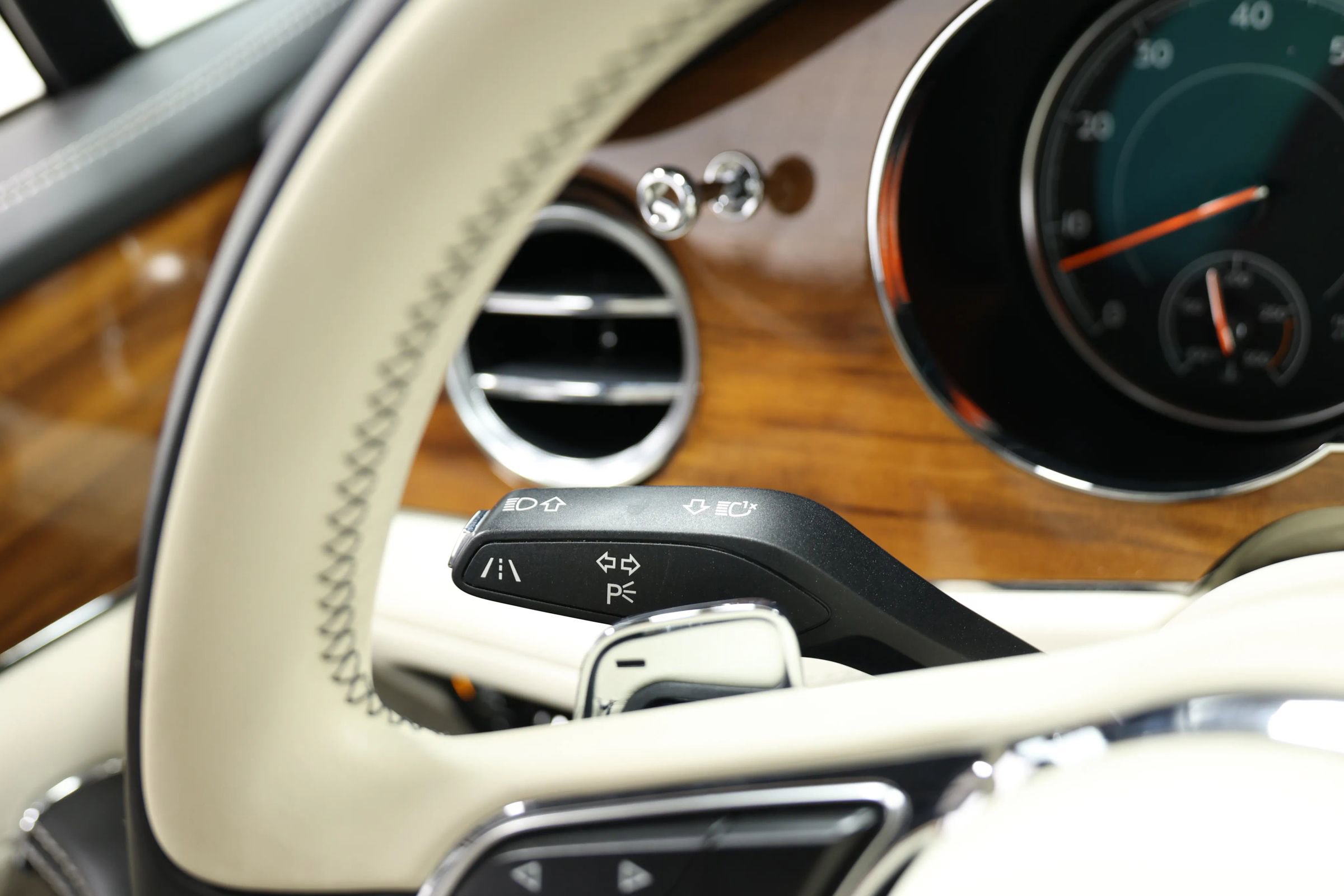Used 2018 Bentley Bentayga Onyx Edition AWD/4WD image 31