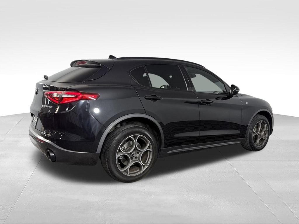 Used 2023 Alfa Romeo Stelvio Ti AWD/4WD image 7