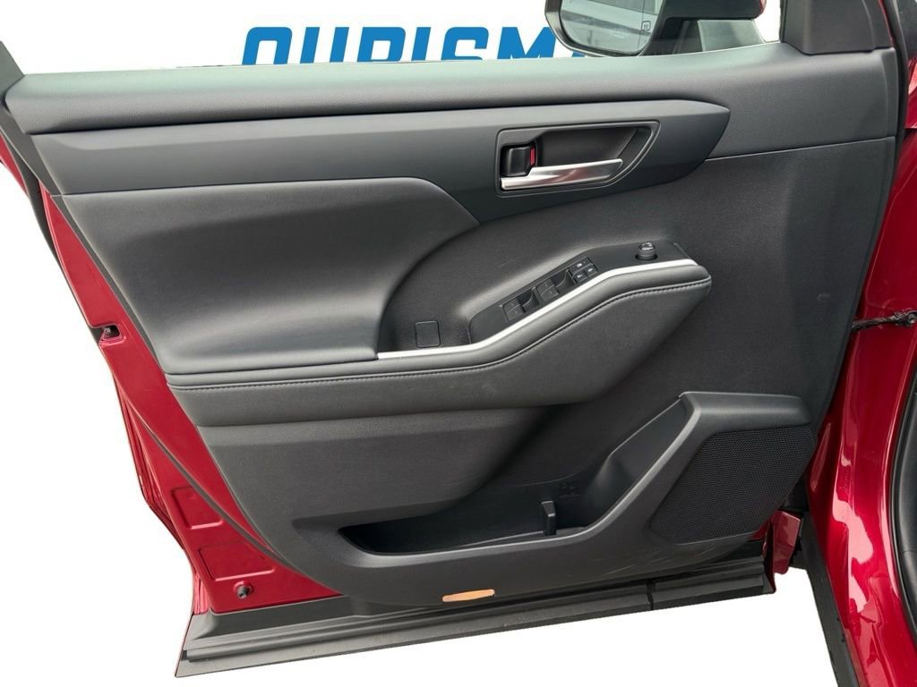 Used 2021 Toyota Highlander XLE image 26