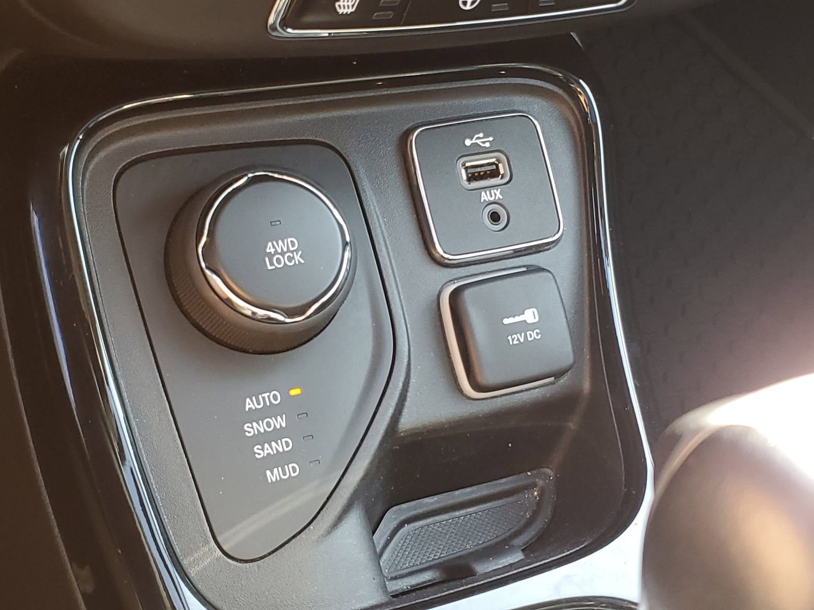 Used 2018 Jeep Compass Latitude AWD/4WD image 29