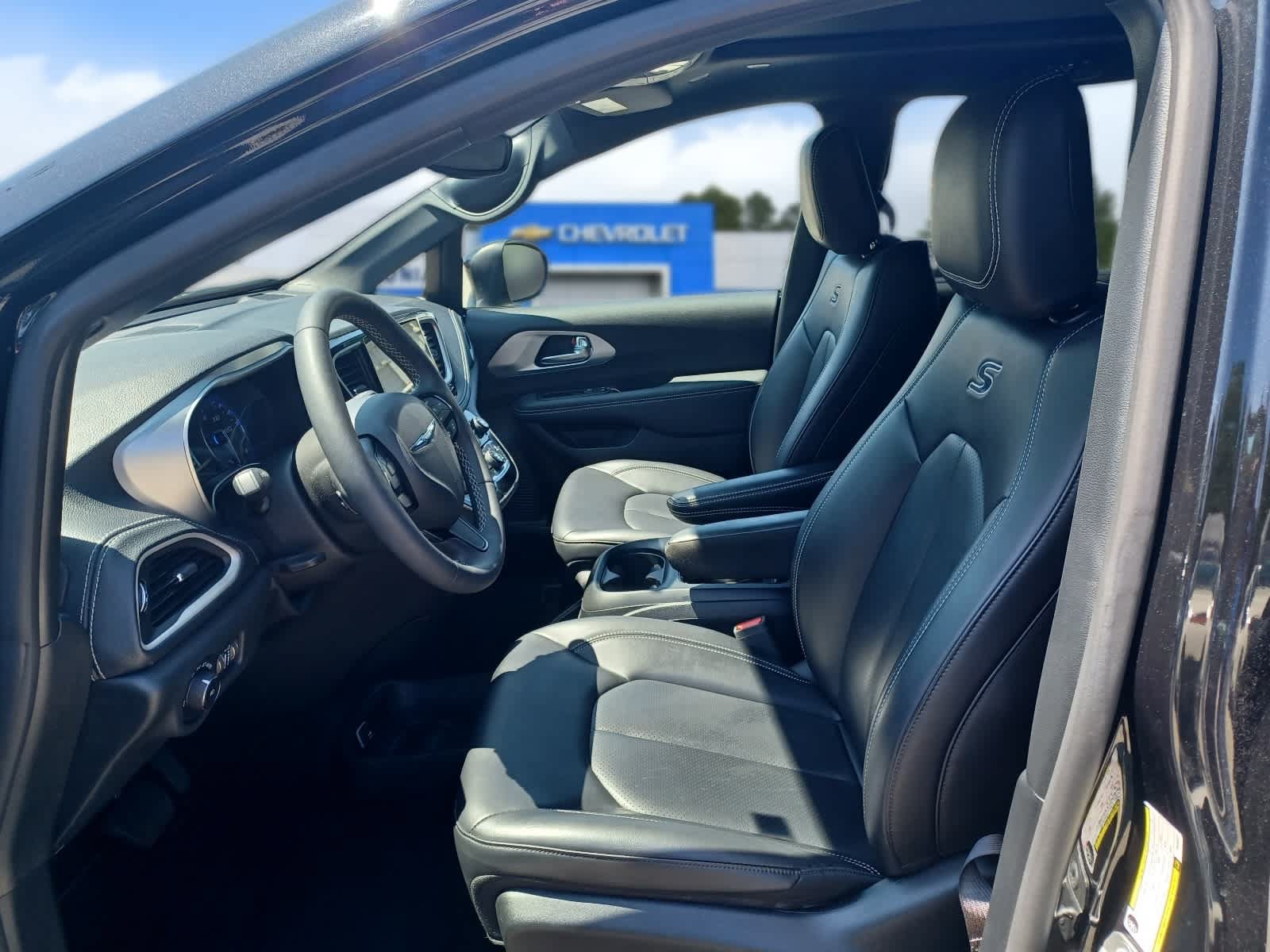 Used 2023 Chrysler Pacifica Touring-L w/ S Appearance Package AWD/4WD image 7