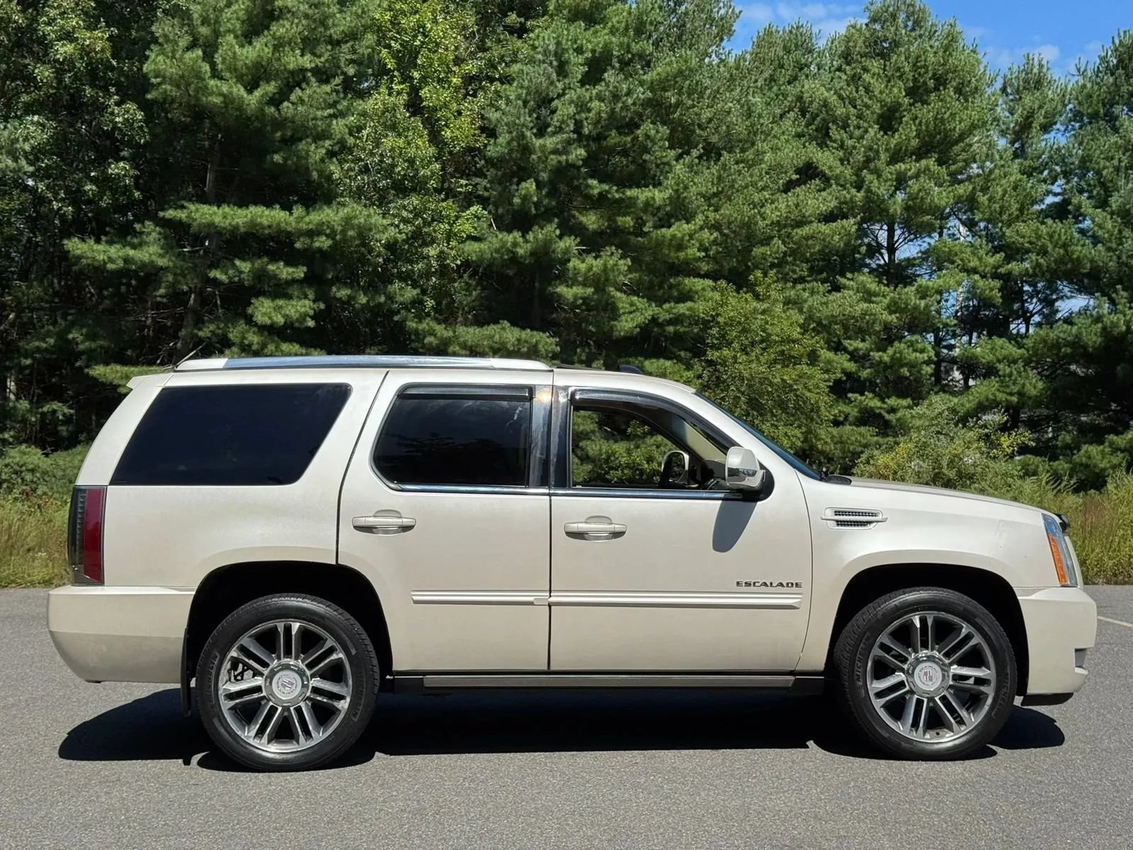 Used 2012 Cadillac Escalade Premium AWD/4WD image 5