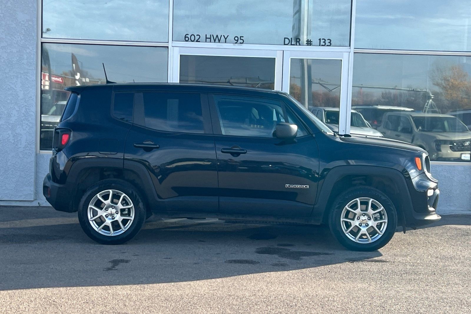 Used 2023 Jeep Renegade Latitude AWD/4WD image 3