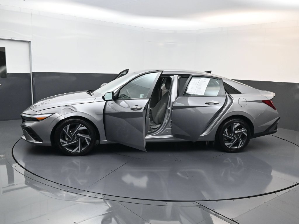 Used 2025 Hyundai Elantra Sport FWD image 32