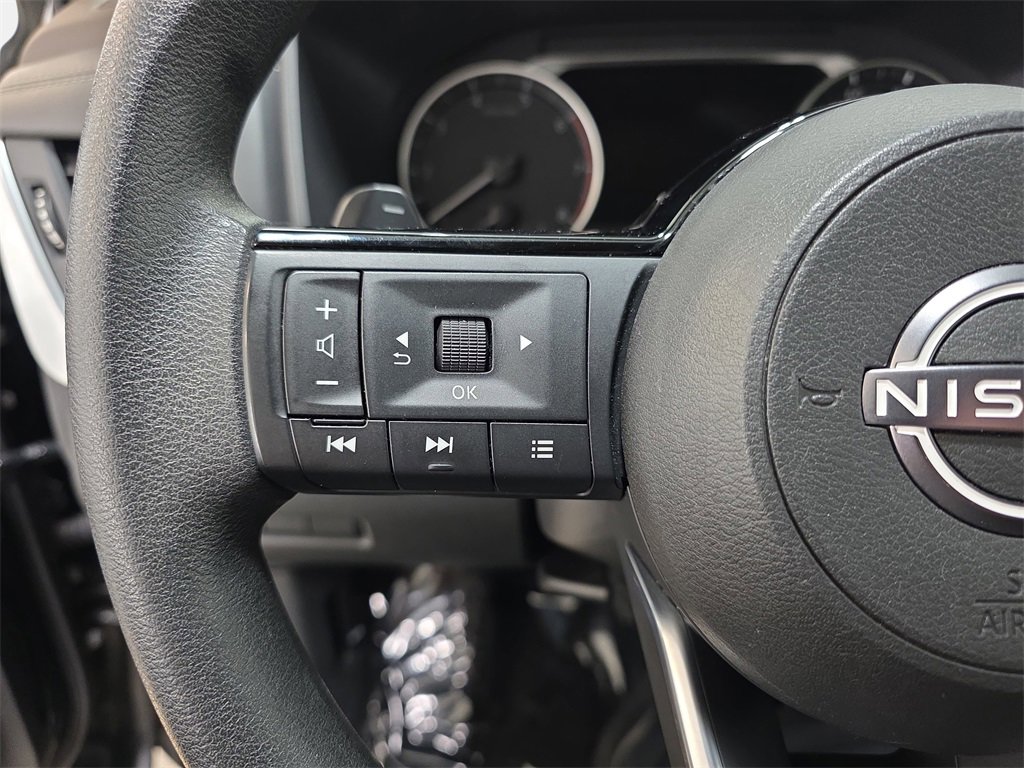 Used 2023 Nissan Rogue SV image 17