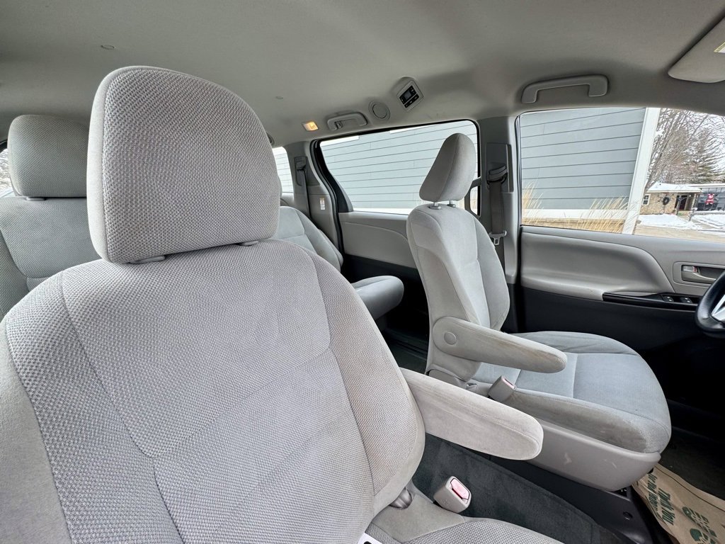 Used 2016 Toyota Sienna L image 18