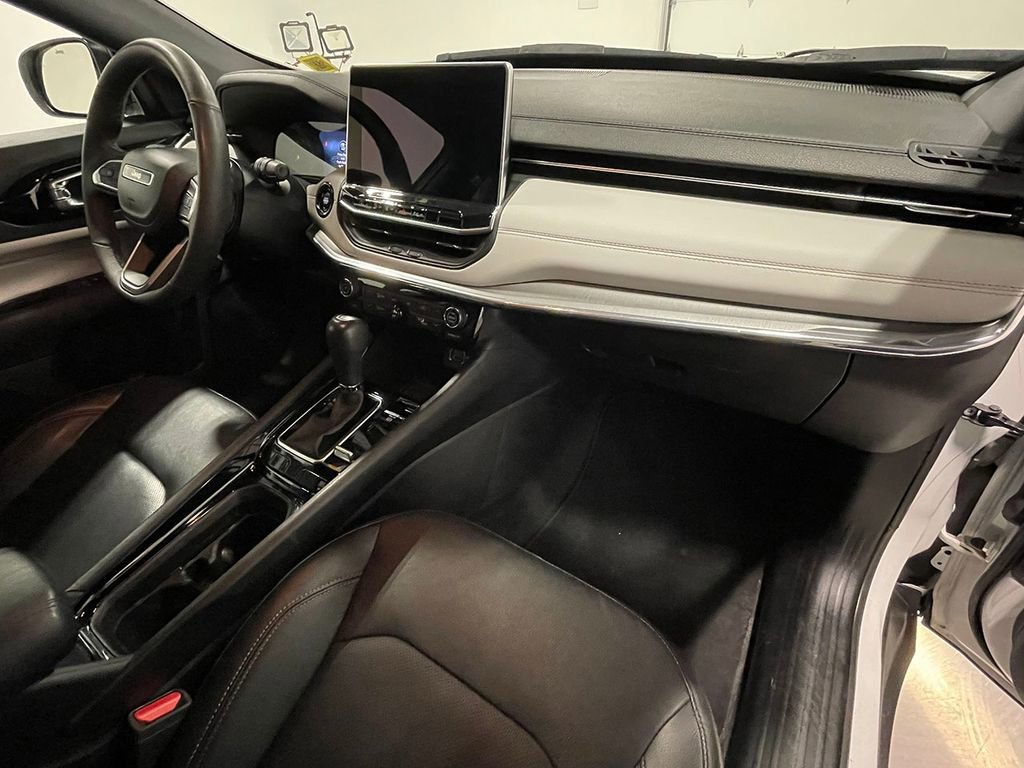 Used 2023 Jeep Compass Limited image 27