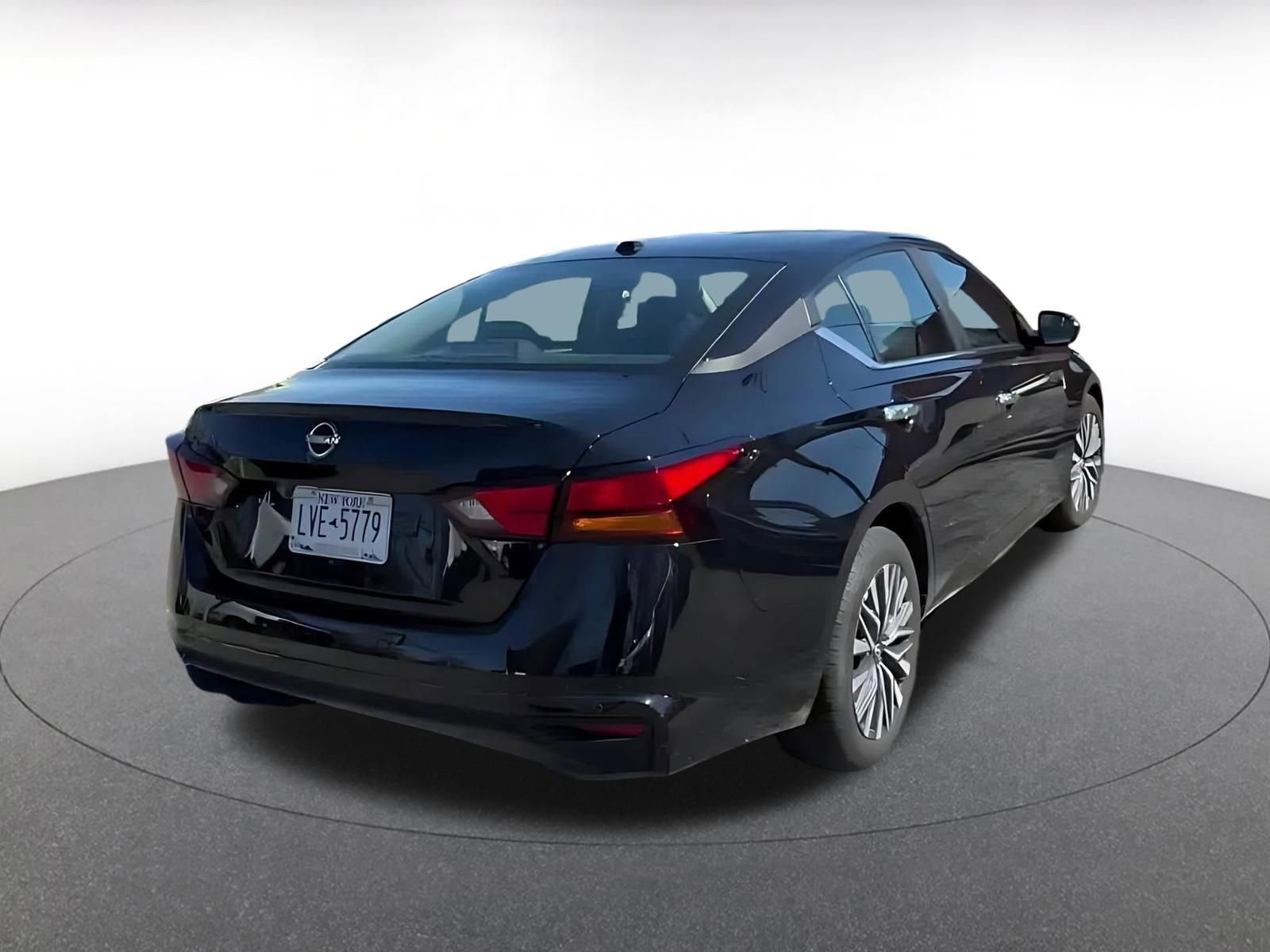 Used 2025 Nissan Altima 2.5 SV image 14