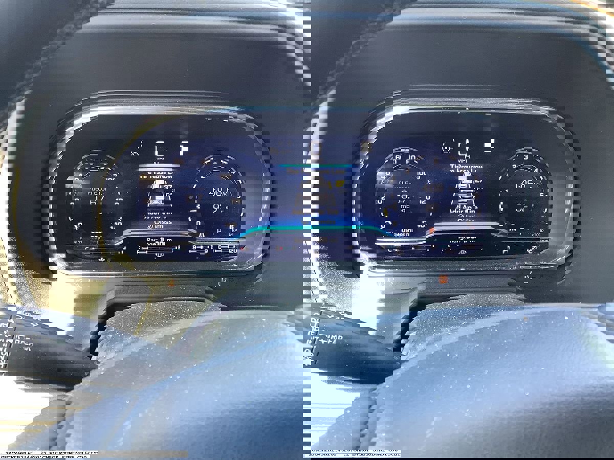 Used 2022 Chevrolet Suburban LT w/ Luxury Package image 5