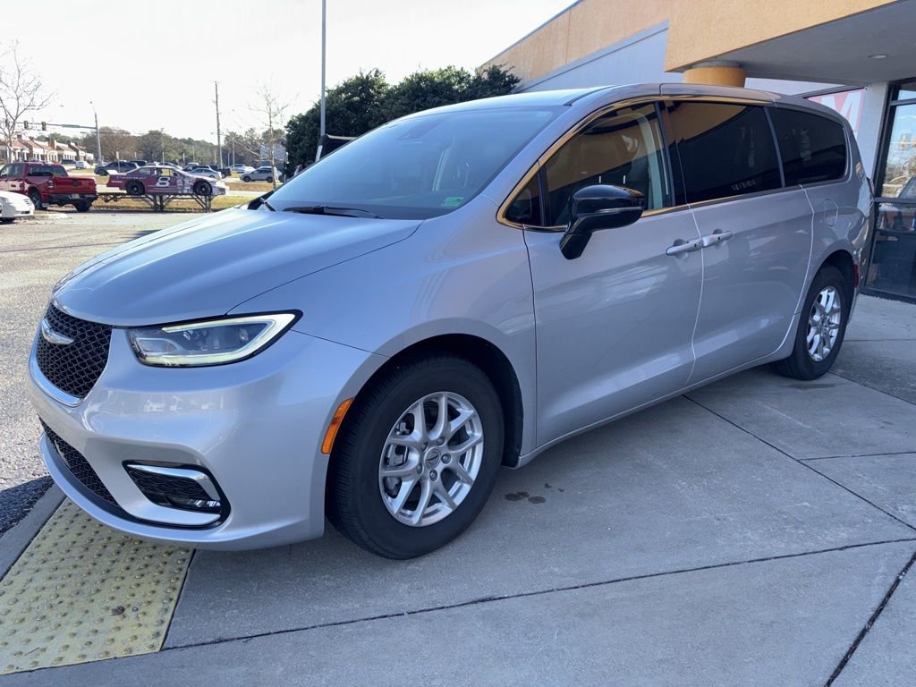 Used 2024 Chrysler Pacifica Touring-L FWD image 9