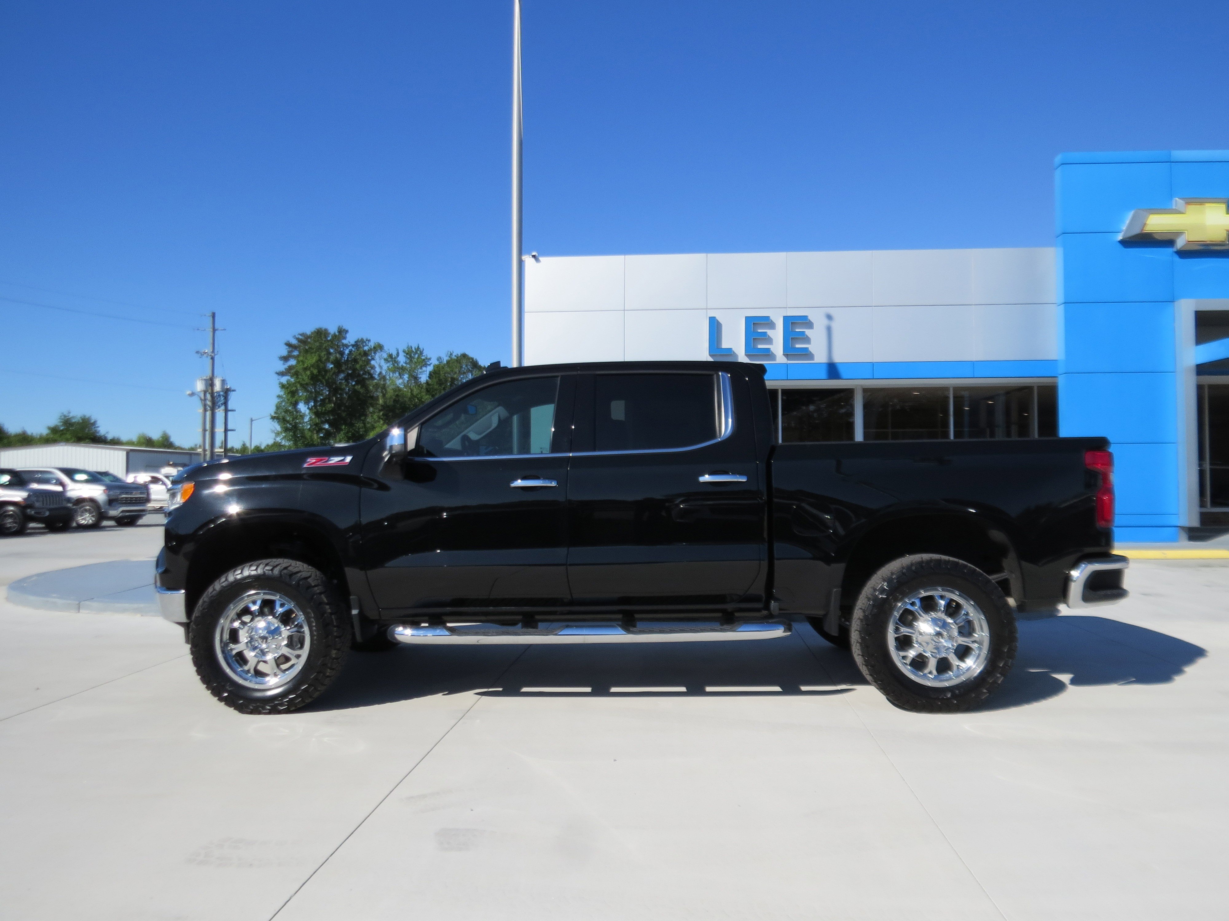 Used 2023 Chevrolet Silverado 1500 LTZ AWD/4WD image 3