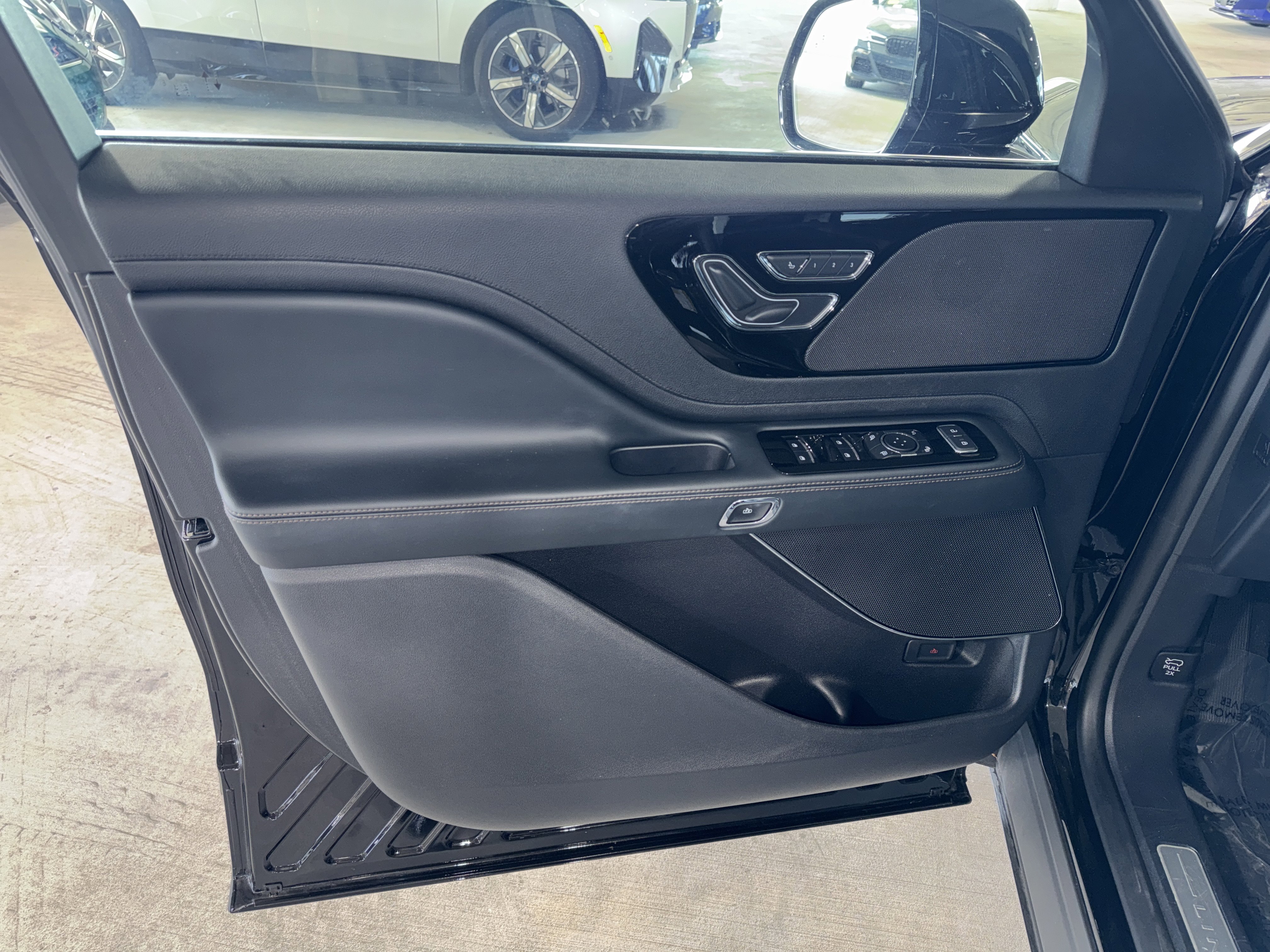 Used 2025 Lincoln Aviator 2WD image 18