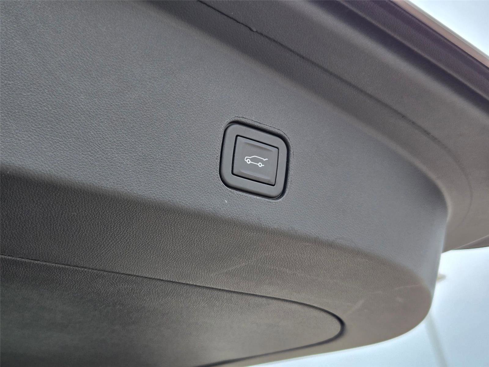 Certified 2025 Cadillac Lyriq Luxury w/ LPO, Floor Liner Package AWD/4WD image 33