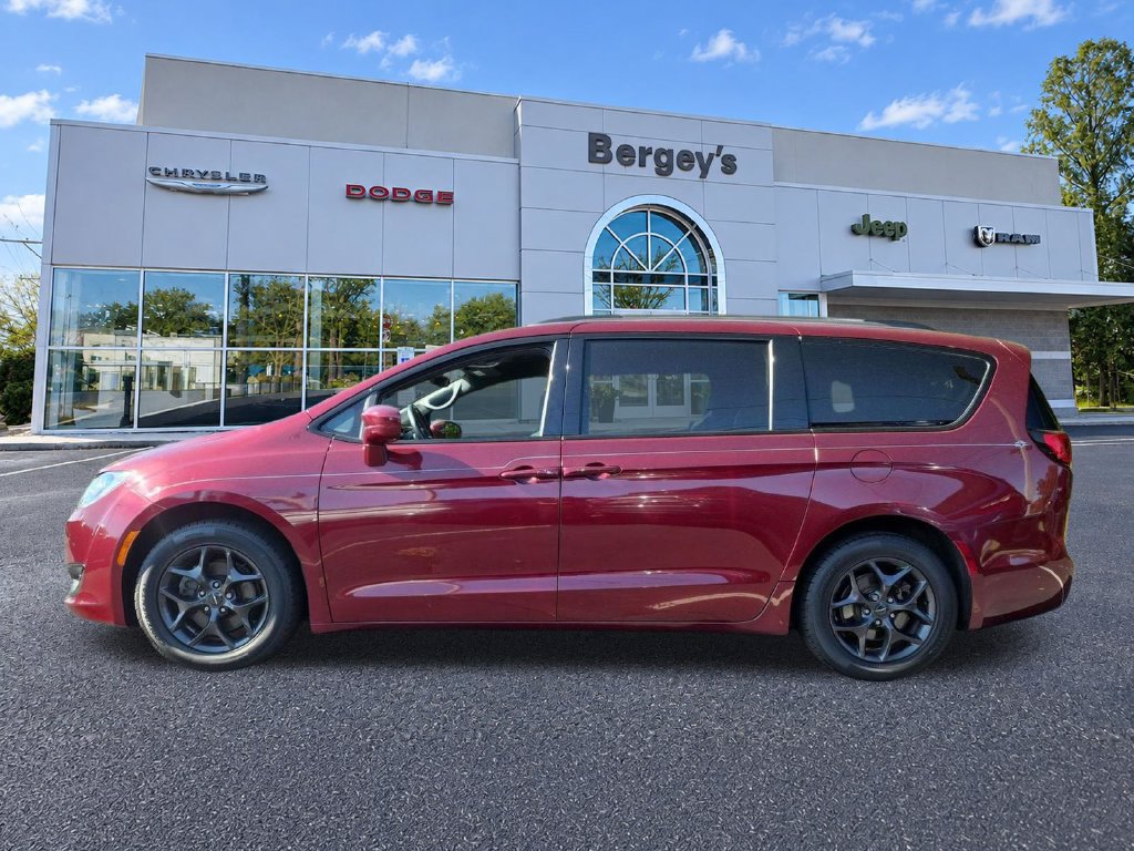 Used 2018 Chrysler Pacifica Touring Plus w/ S Appearance Package FWD image 9