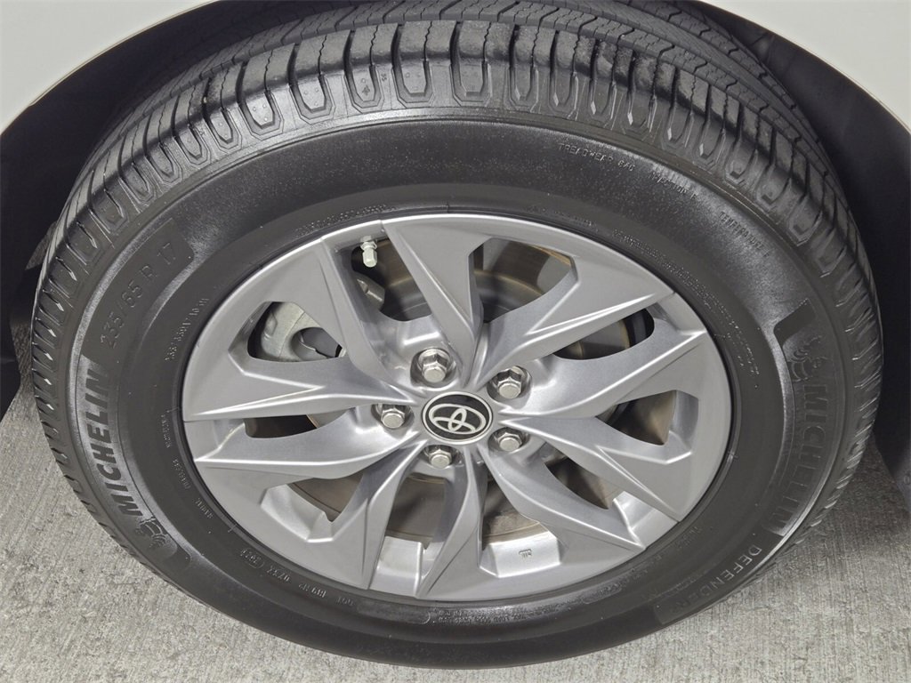 Used 2022 Toyota Sienna XLE image 9