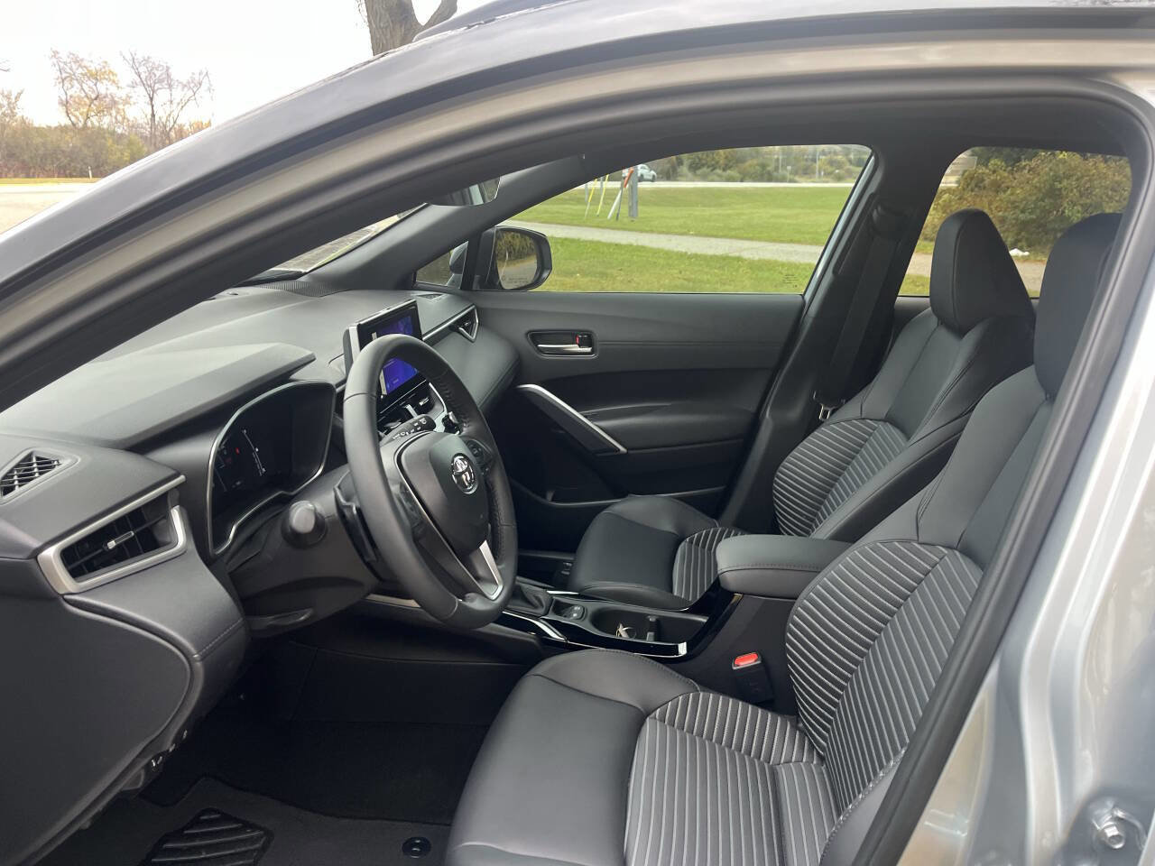 Used 2024 Toyota Corolla Cross AWD Hybrid image 26