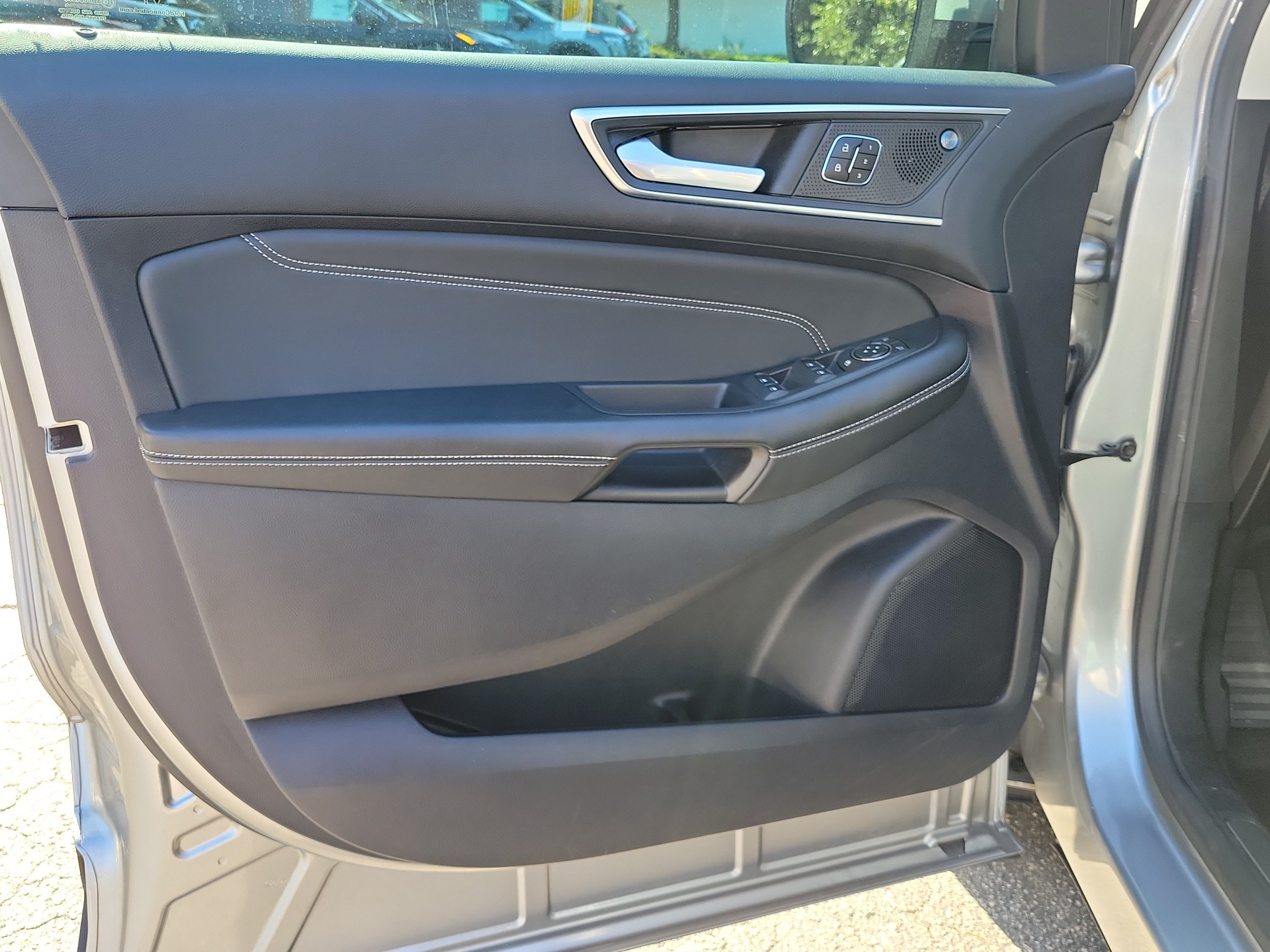 Used 2022 Ford Edge Titanium AWD/4WD image 16