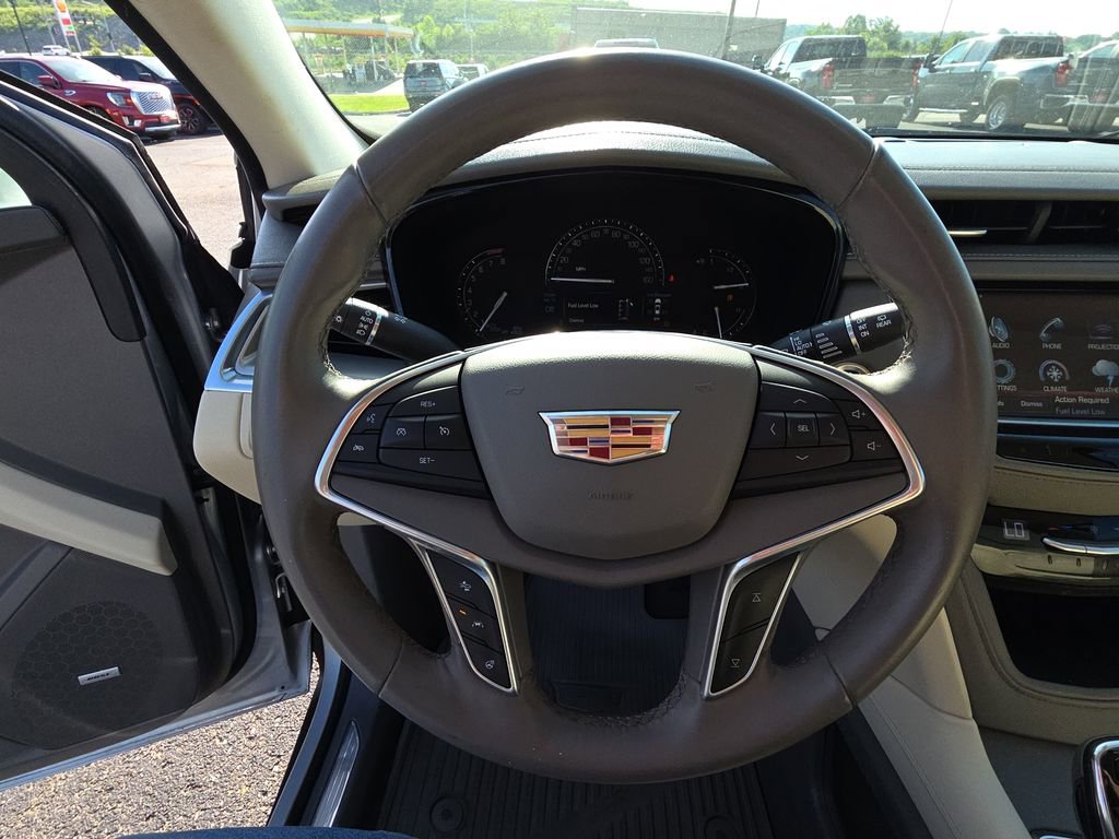 Used 2018 Cadillac XT5 Luxury w/ Driver Awareness Package FWD image 17