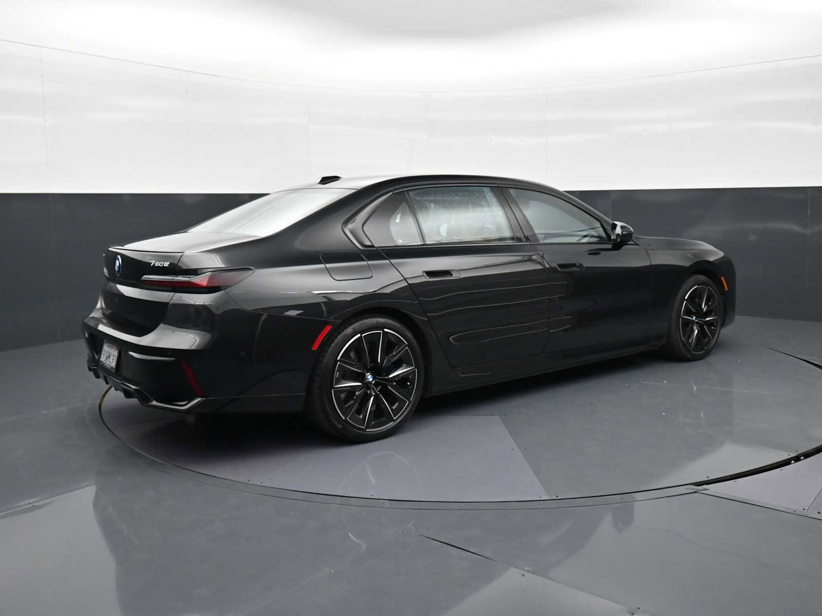 Used 2025 BMW 750e xDrive image 5