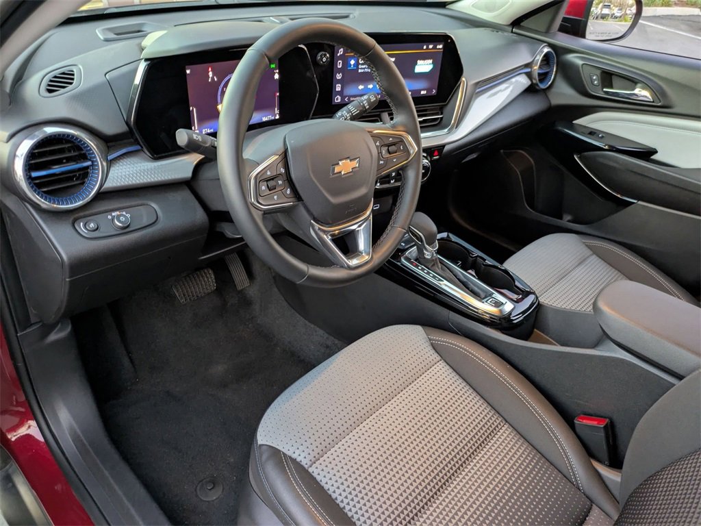 Used 2025 Chevrolet Trax LT w/ LT Convenience Package image 17