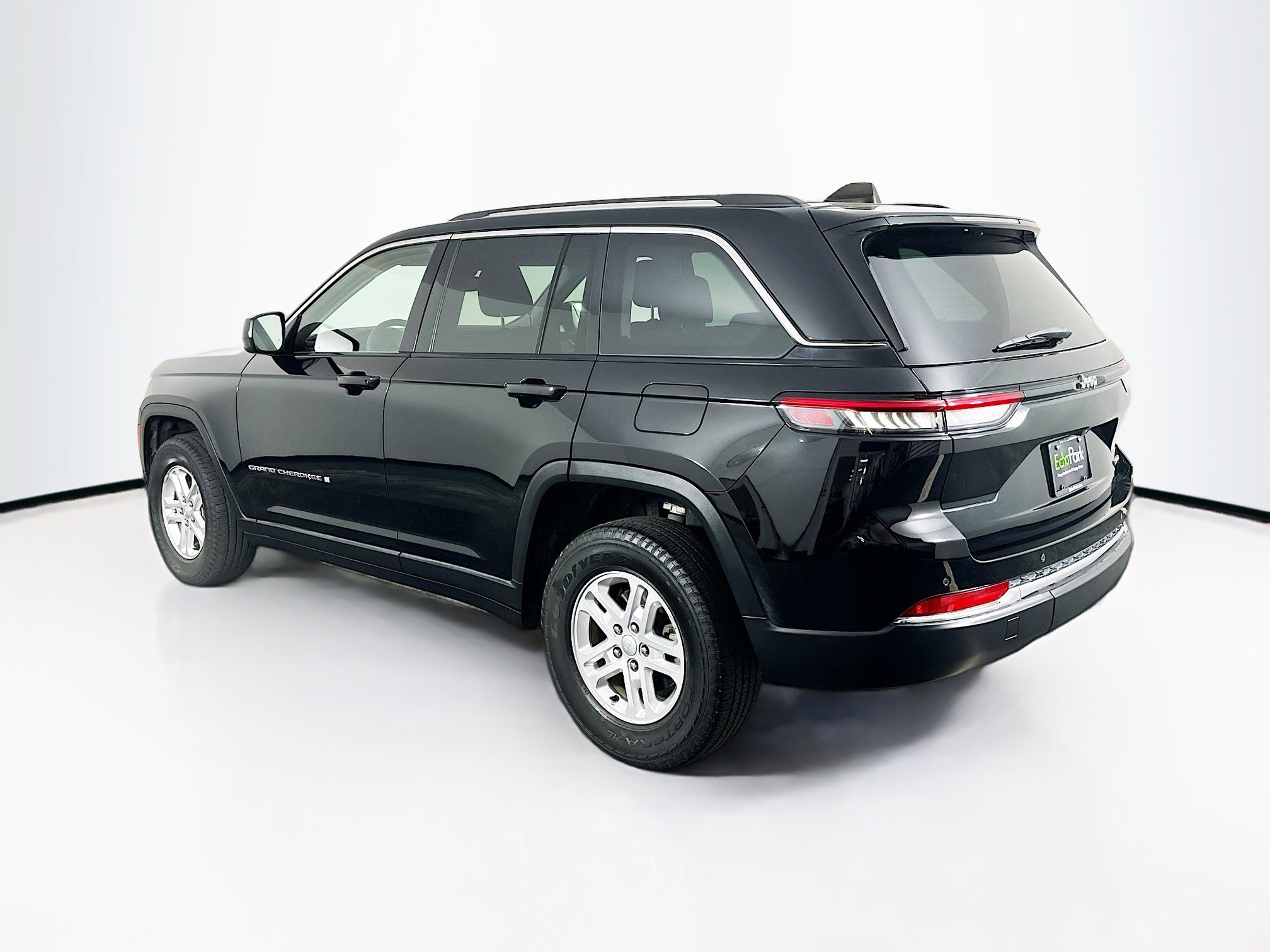 Used 2023 Jeep Grand Cherokee Laredo image 5