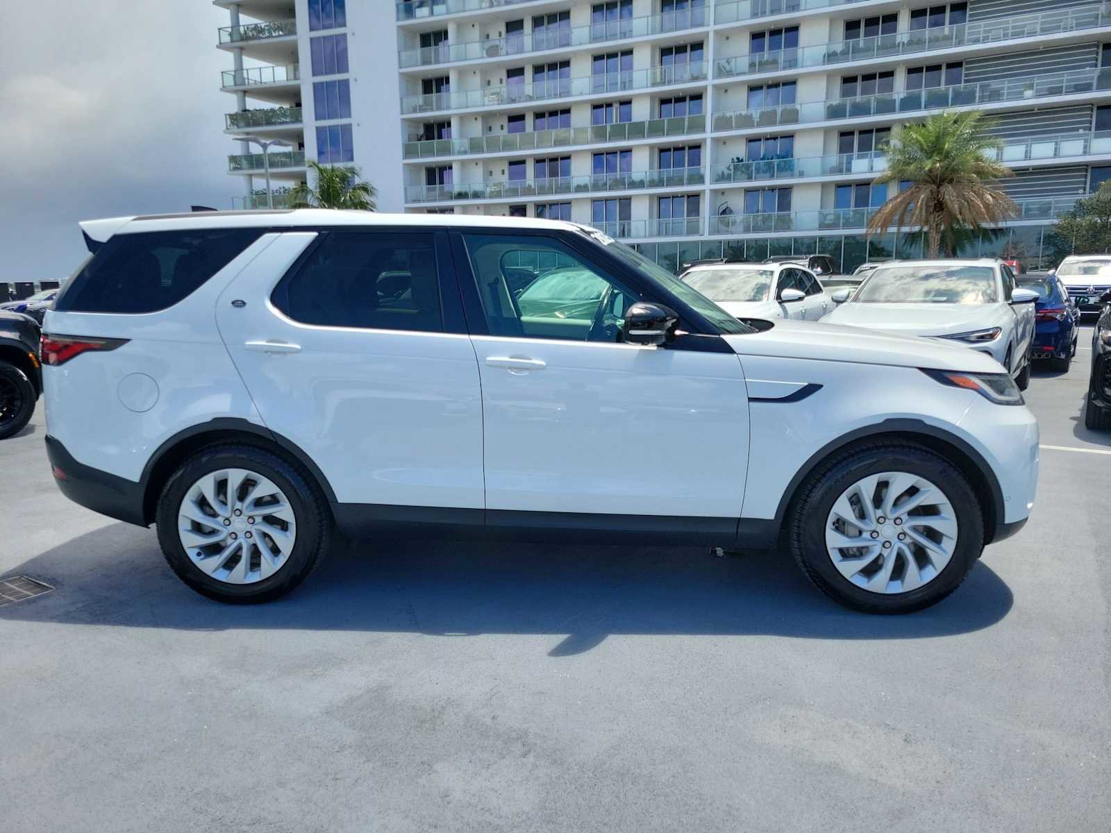 Used 2025 Land Rover Discovery S AWD/4WD image 7
