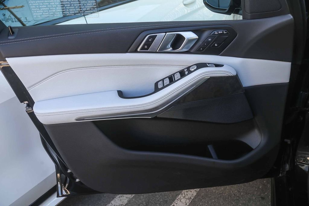 Certified 2025 BMW X7 xDrive40i w/ M Sport Package AWD/4WD image 18