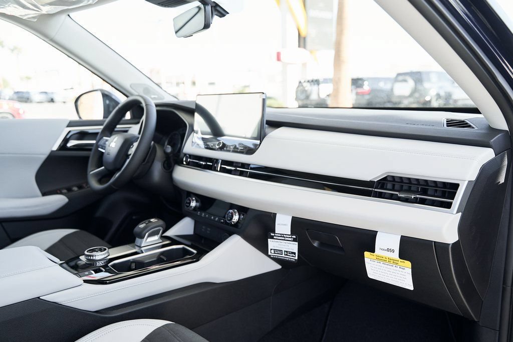Used 2025 Mitsubishi Outlander SE FWD image 27