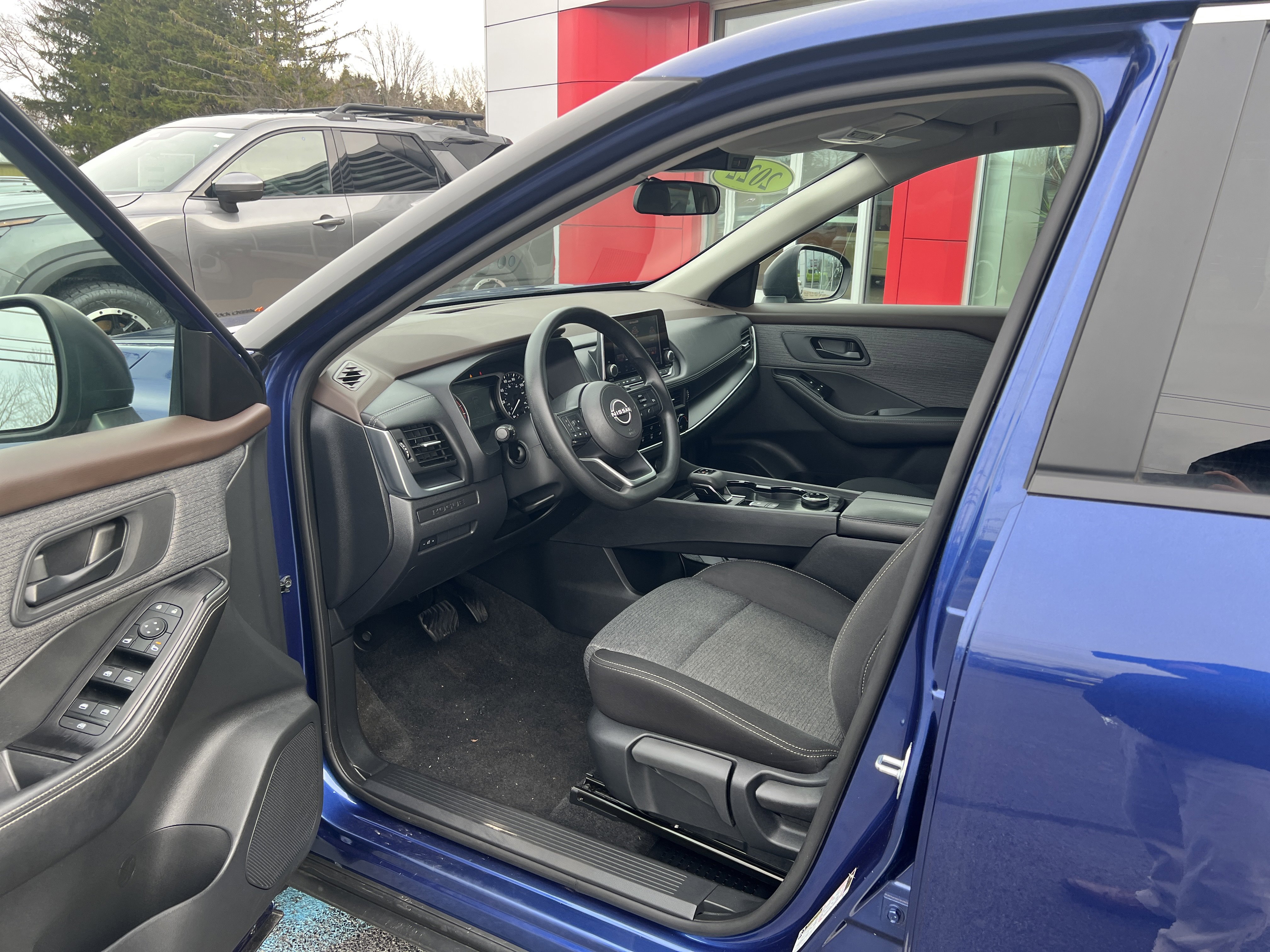 Used 2022 Nissan Rogue S image 3