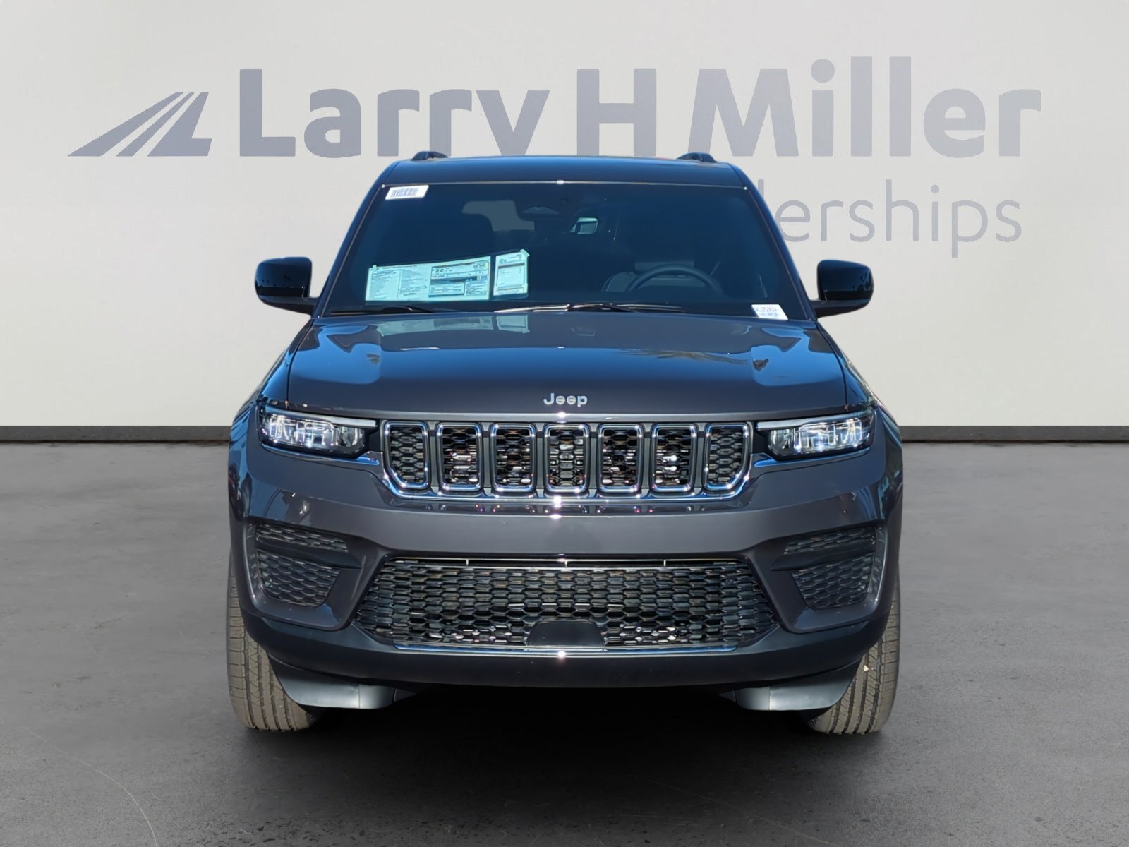 New 2025 Jeep Grand Cherokee Laredo image 8