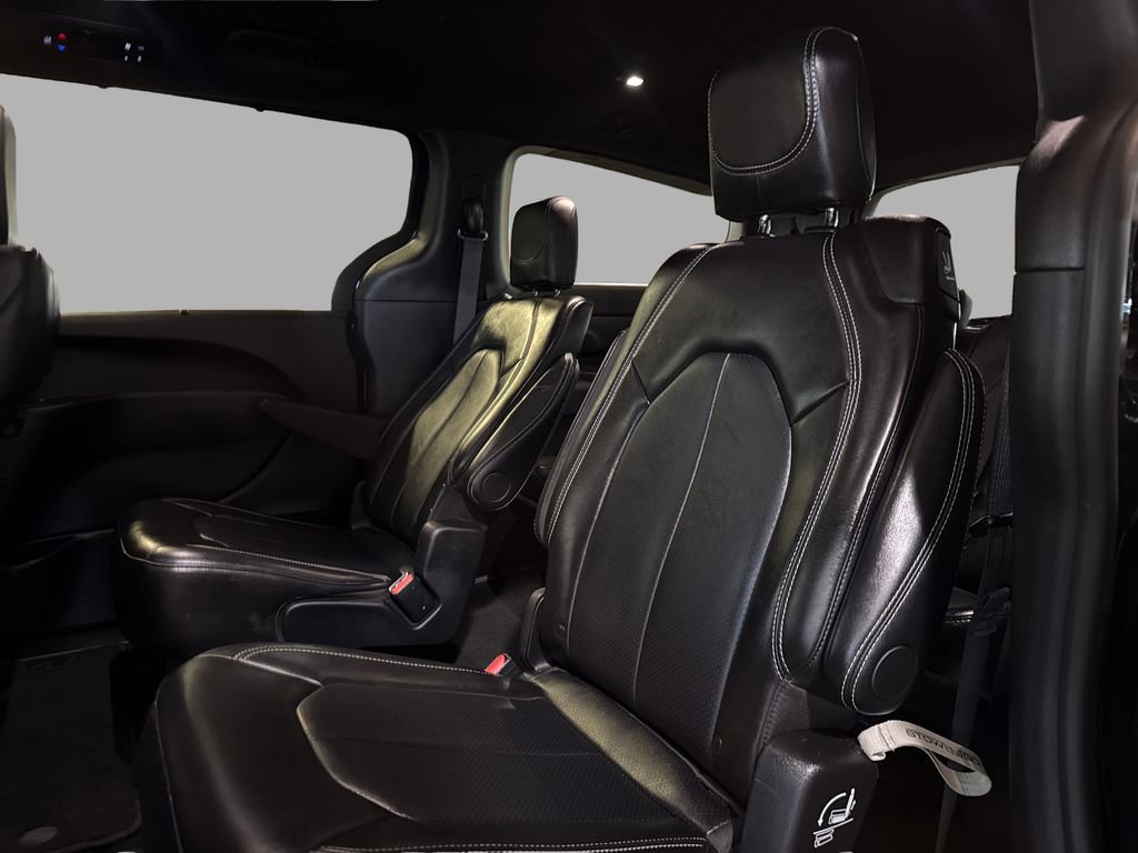 Used 2025 Chrysler Pacifica Select image 24