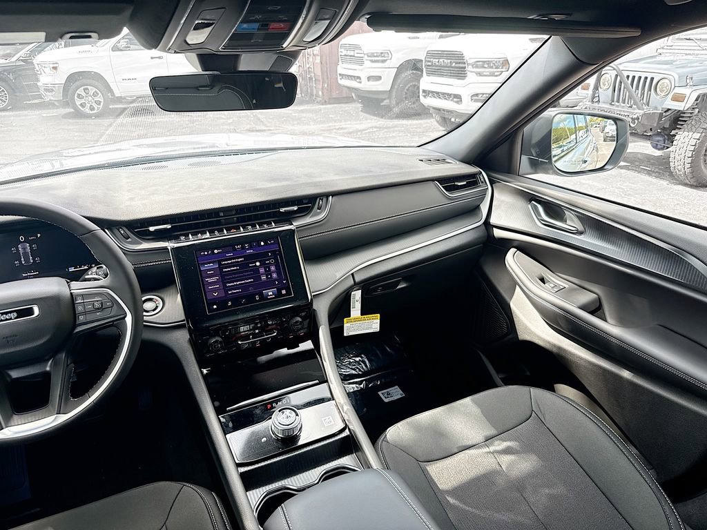 New 2025 Jeep Grand Cherokee Laredo w/ Luxury Tech Group I RWD image 24
