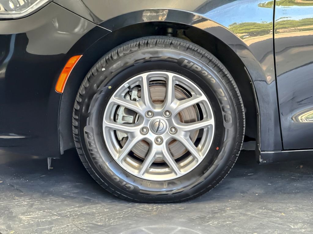 Used 2023 Chrysler Pacifica Touring-L FWD image 25