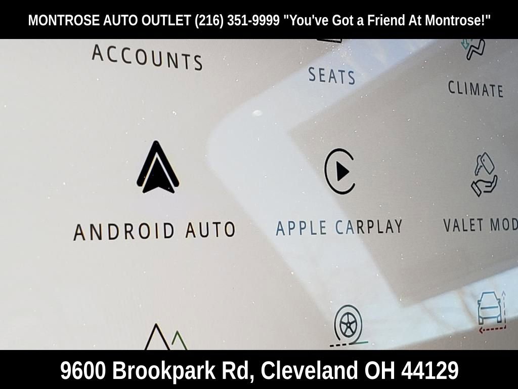 New 2025 Land Rover Defender 90 S image 12