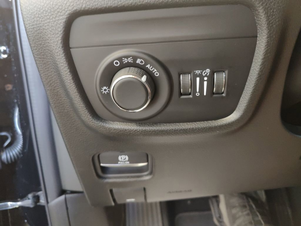 New 2025 Jeep Grand Cherokee Altitude image 30