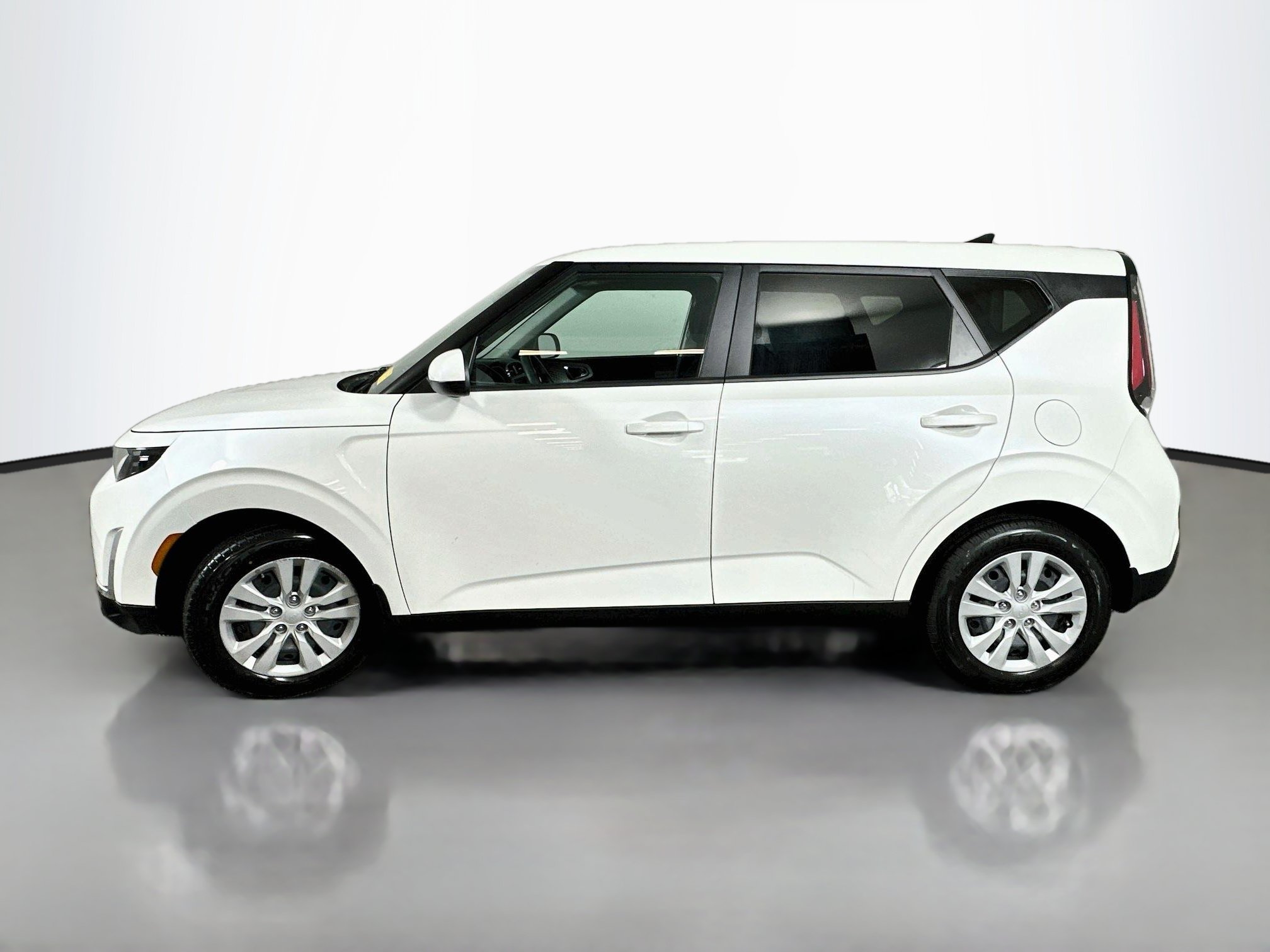 Used 2023 Kia Soul LX FWD image 4