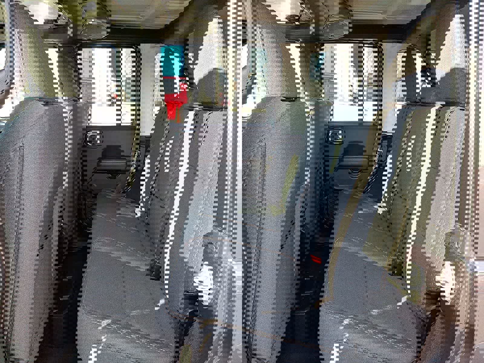 Used 2025 Jeep Wrangler Sahara image 29